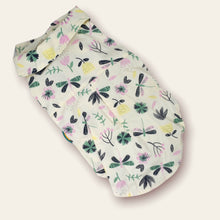 Cargar imagen en el visor de la galería, Camisa Beige de Perro o Gato Patrón Floral
