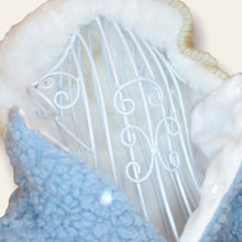 Cargar imagen en el visor de la galería, Sweater Azul con Capucha Pompón Blanco