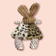 Cargar imagen en el visor de la galería, Juguete Conejita Animal Print
